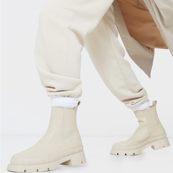 NWT PrettyLittleThing Cream Chunky Welly Style Chelsea Boots Size 8 - Picture 3 of 7